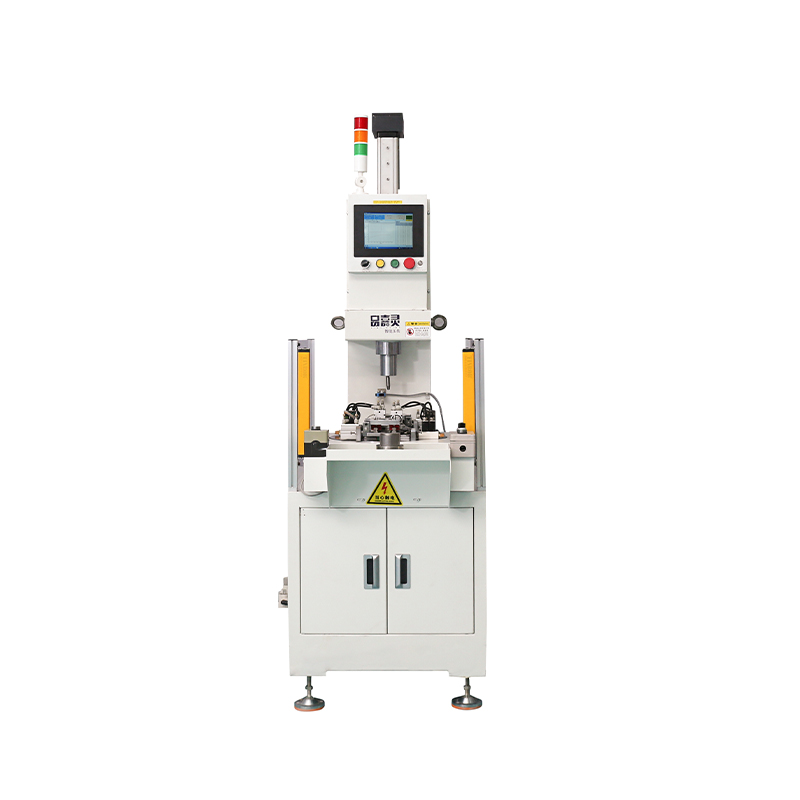 How does the dual station turntable servo riveting machine improve working accuracy?